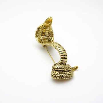 ヴィンテージ ゴールドメタル コブラ ブローチの画像