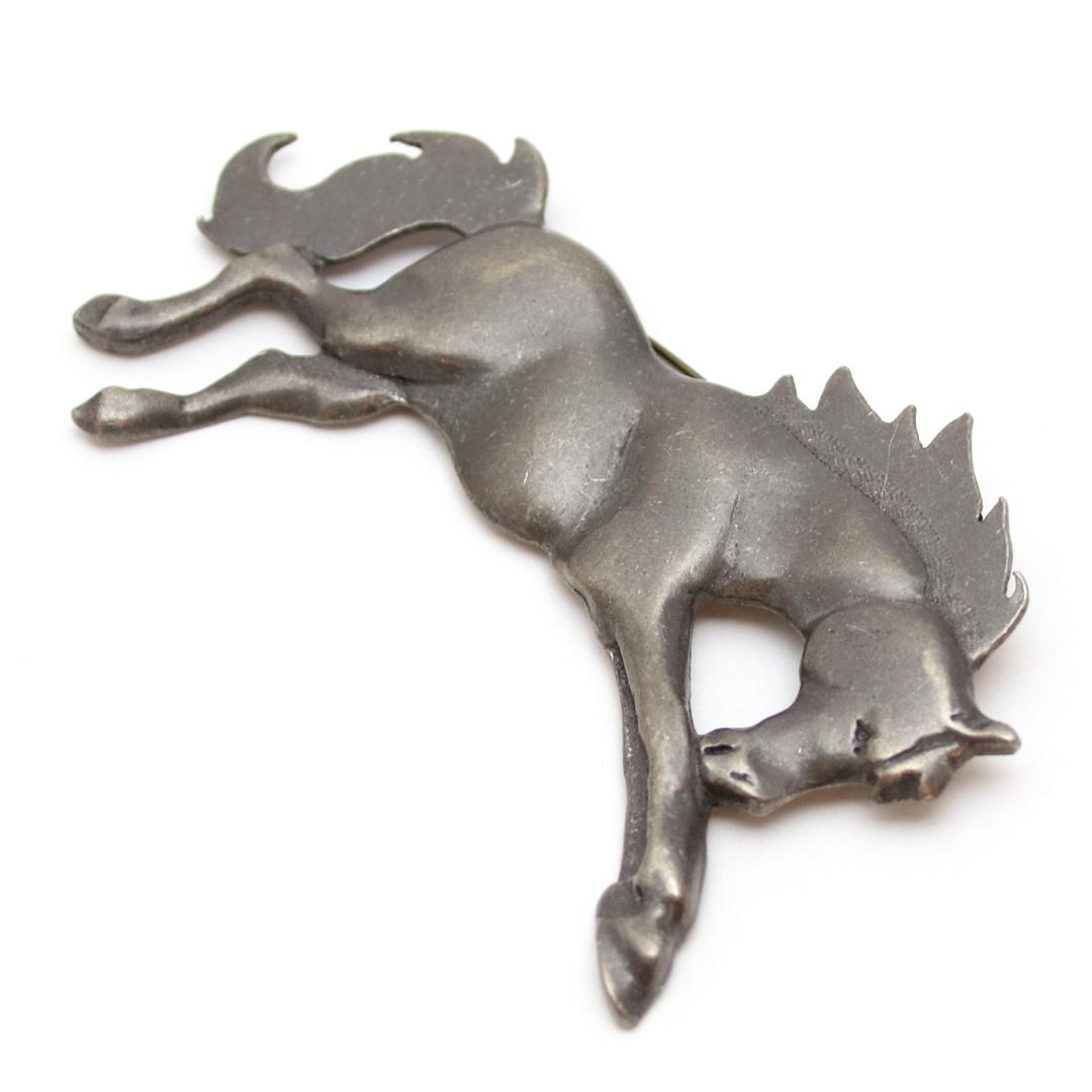 ヴィンテージ ピューター リーピングホースブローチの画像