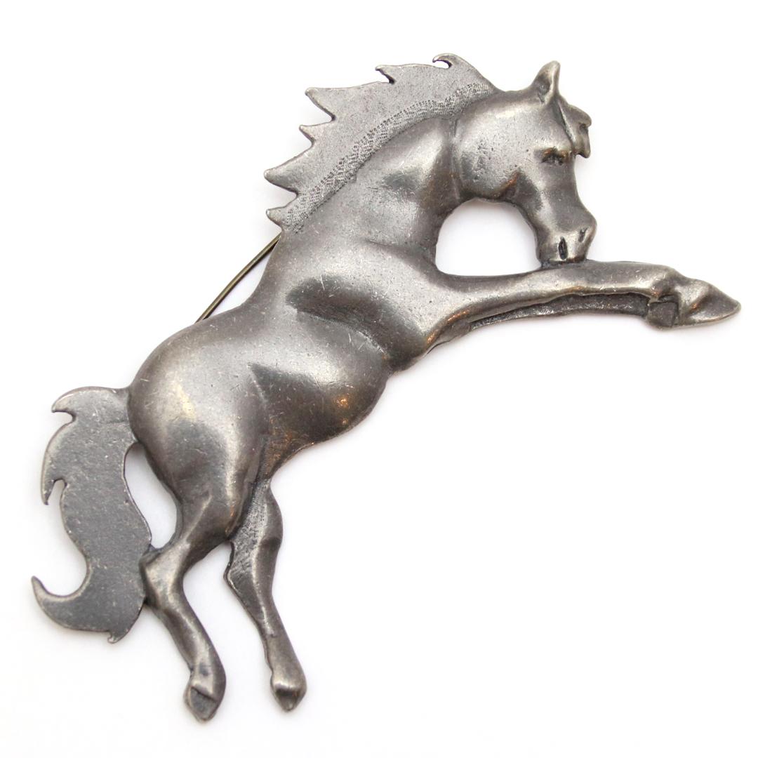 ヴィンテージ ピューター リーピングホースブローチの画像