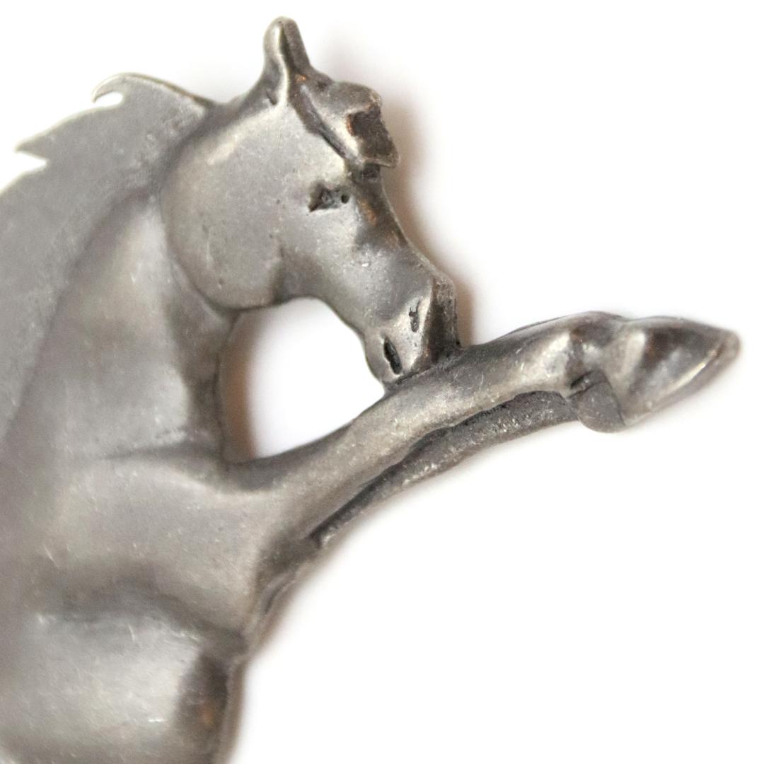ヴィンテージ ピューター リーピングホースブローチの画像
