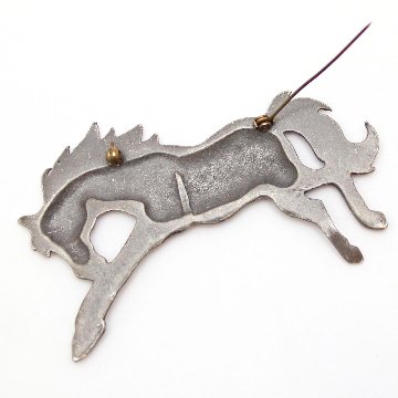 ヴィンテージ ピューター リーピングホースブローチの画像