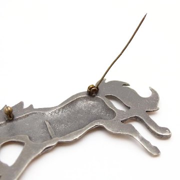 ヴィンテージ ピューター リーピングホースブローチの画像