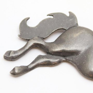 ヴィンテージ ピューター リーピングホースブローチの画像