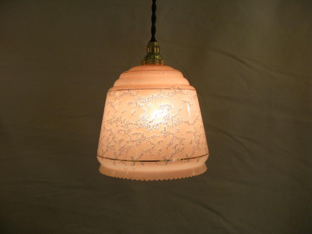 ピンクガラスシェード ペンダントランプの画像