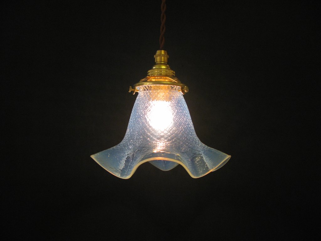 オパールセントガラスシェード ペンダントランプの画像