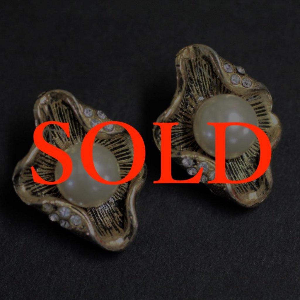 ヴィンテージ フェイクパール モダンデザイン イヤリングの画像