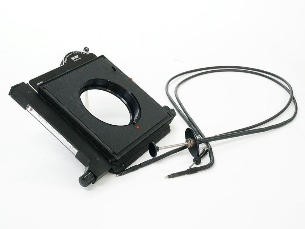 Sinar シャッター 黒 (機械的シャッター) シャッターの径75mmφ 60分の1～8秒.B  絞りコントロール付、  レリーズ &ホルダー連結レリーズ、元箱付　新品同様の画像