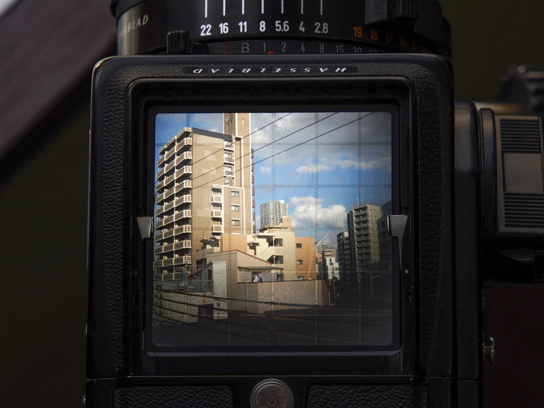  Hasselblad 2000FCM、 80/2.8 Planar T☆、 Fレンズ付、A12 6×6マガジン1ケ、  シャッタースピードが1/2000秒迄 ! ! ! 。の画像