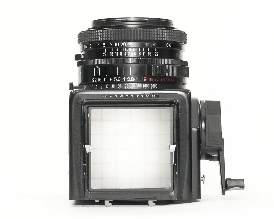  Hasselblad 2000FCM、 80/2.8 Planar T☆、 Fレンズ付、A12 6×6マガジン1ケ、  シャッタースピードが1/2000秒迄 ! ! ! 。の画像