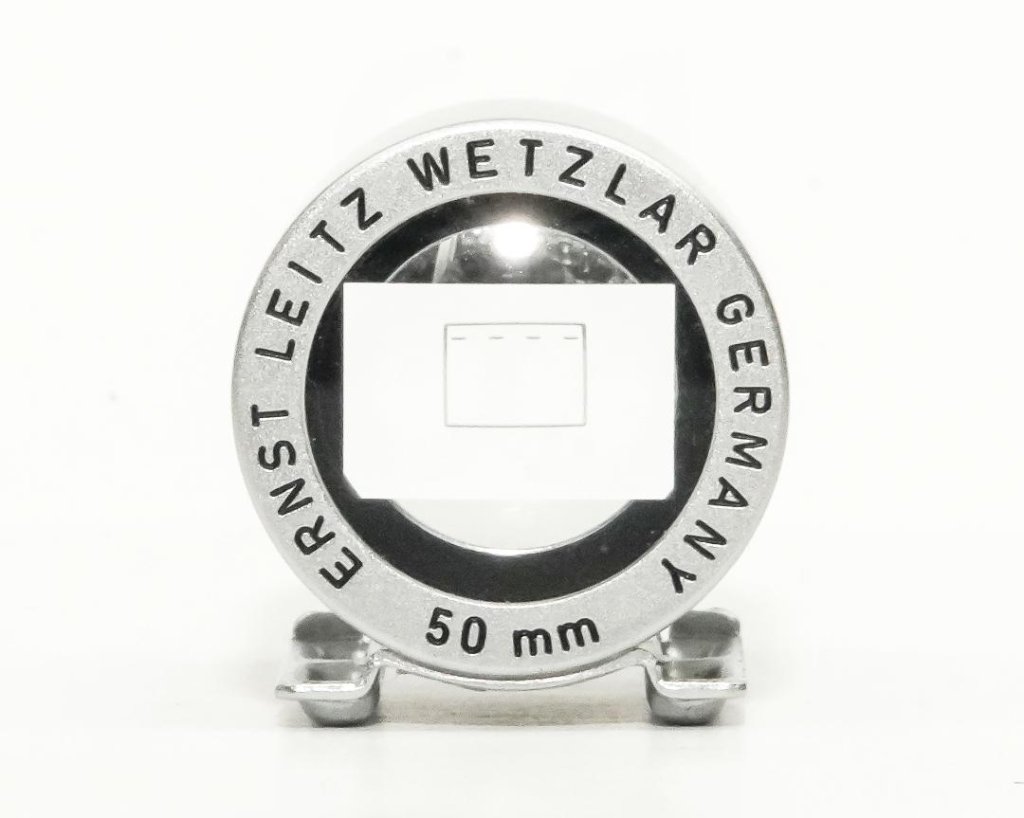 Leica 50mmの彫刻 かつ ’’全ローマ字大文字’’のレア物　5cm 用 ファインダー、前期型、 純正革ケース付 SBOOIの画像