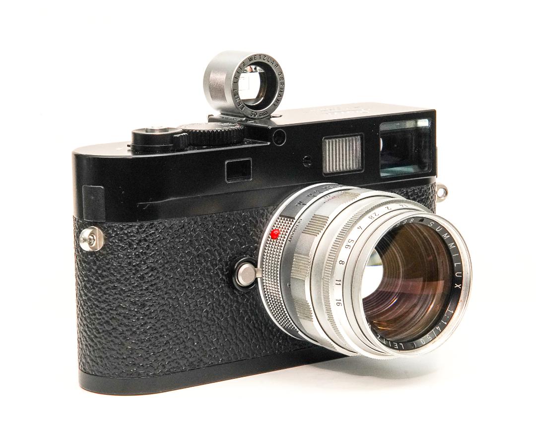 Leica 50mmの彫刻 かつ ’’全ローマ字大文字’’のレア物　5cm 用 ファインダー、前期型、 純正革ケース付 SBOOIの画像