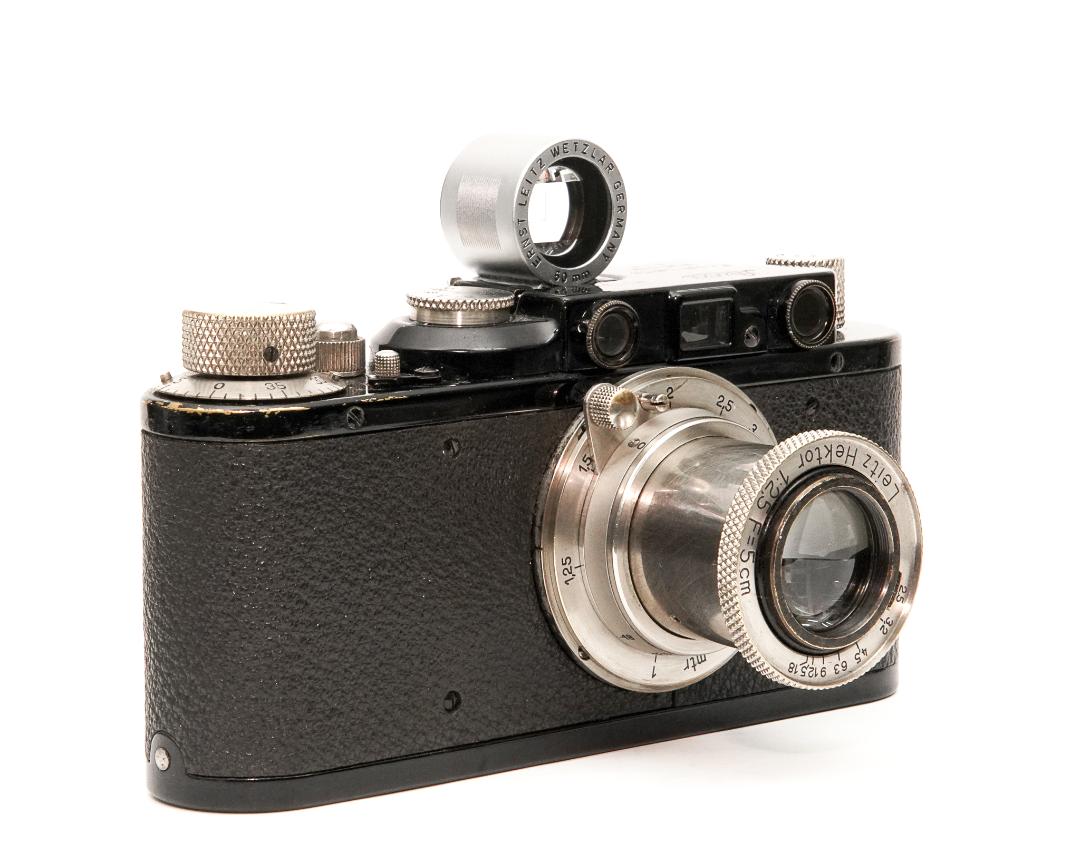 Leica 50mmの彫刻 かつ ’’全ローマ字大文字’’のレア物　5cm 用 ファインダー、前期型、 純正革ケース付 SBOOIの画像