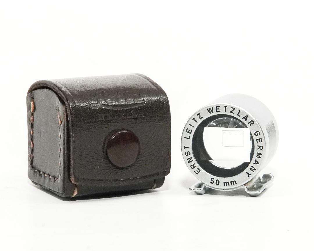 Leica 50mmの彫刻 かつ ’’全ローマ字大文字’’のレア物　5cm 用 ファインダー、前期型、 純正革ケース付 SBOOIの画像