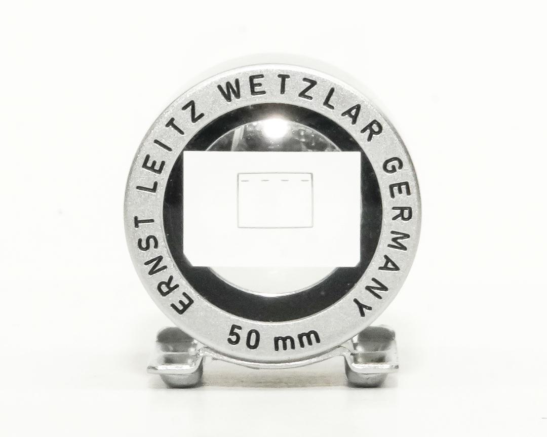 Leica 50mmの彫刻 かつ ’’全ローマ字大文字’’のレア物　5cm 用 ファインダー、前期型、 純正革ケース付 SBOOIの画像