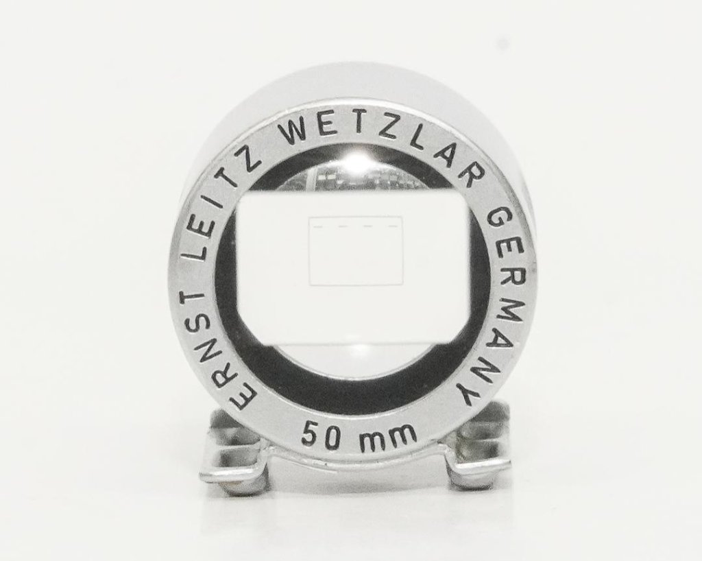 Leica 50mmの彫刻 かつ ’’全ローマ字大文字’’のレア物　5cm 用 ファインダー、前期型、 純正革ケース付 SBOOIの画像