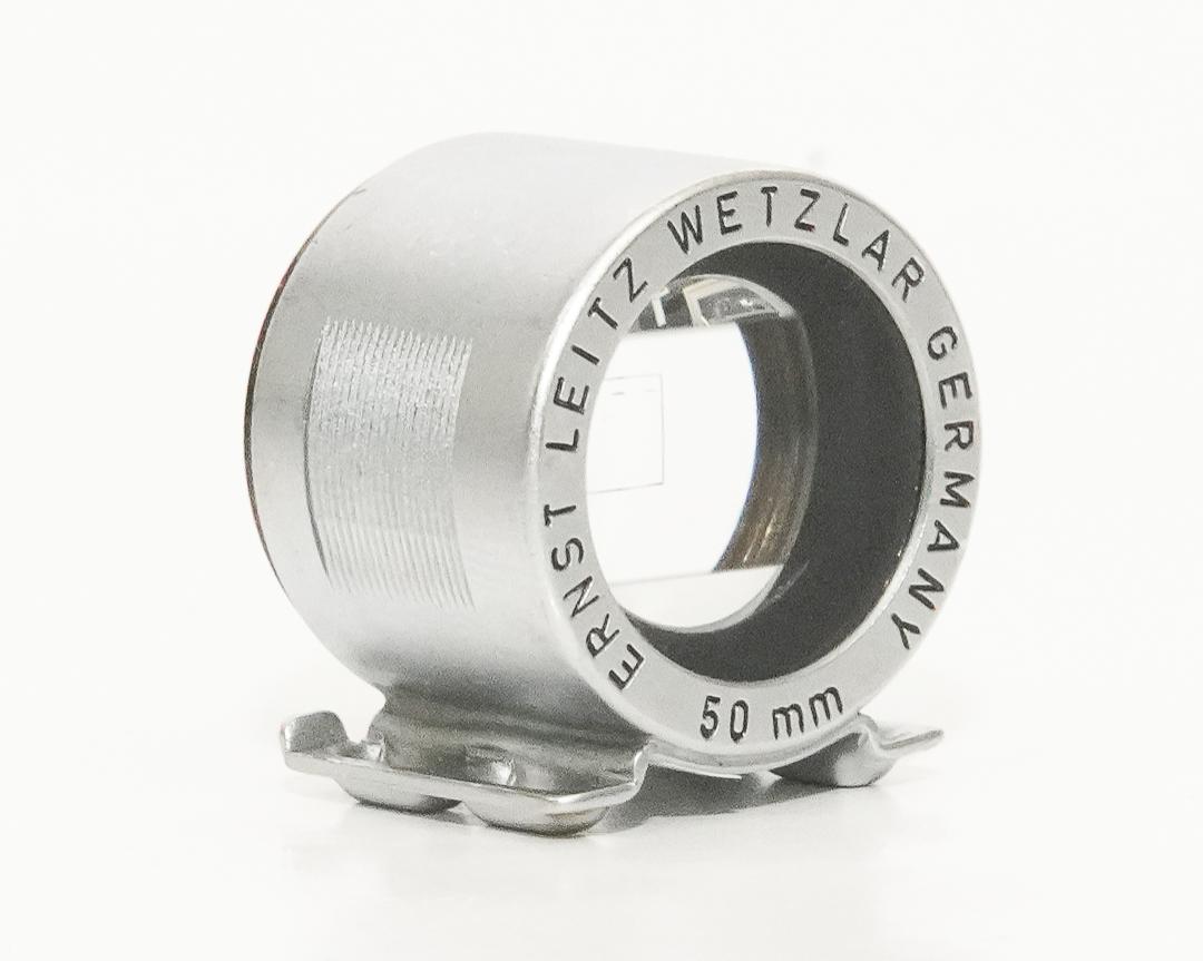 Leica 50mmの彫刻 かつ ’’全ローマ字大文字’’のレア物　5cm 用 ファインダー、前期型、 純正革ケース付 SBOOIの画像