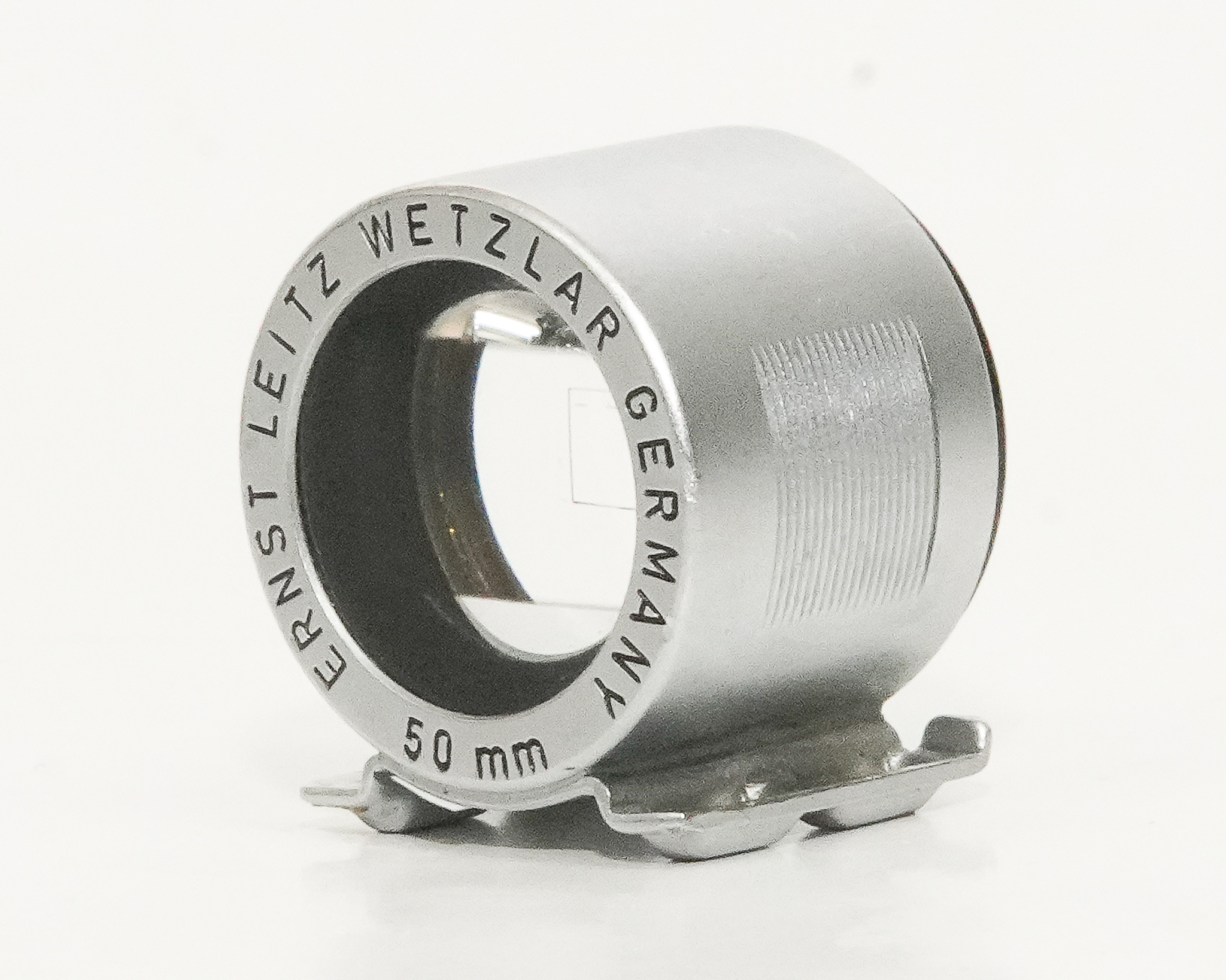 Leica 50mmの彫刻 かつ ’’全ローマ字大文字’’のレア物　5cm 用 ファインダー、前期型、 純正革ケース付 SBOOIの画像