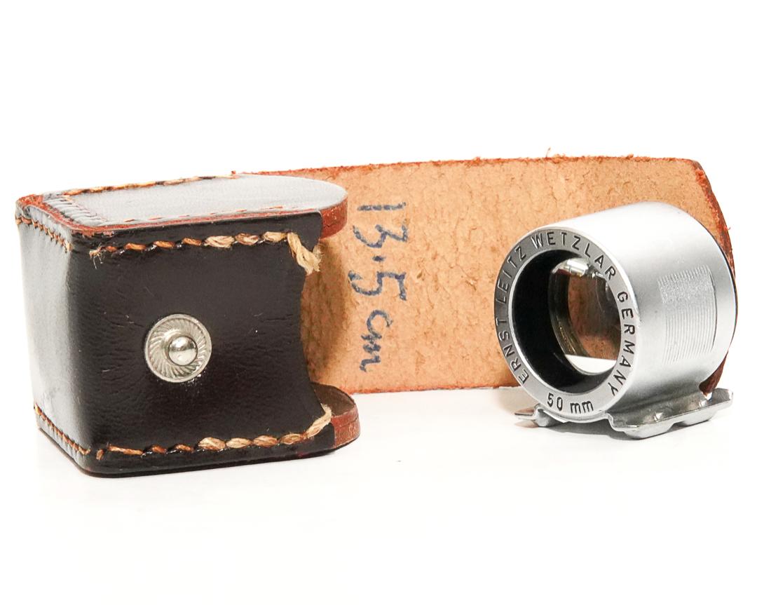 Leica 50mmの彫刻 かつ ’’全ローマ字大文字’’のレア物　5cm 用 ファインダー、前期型、 純正革ケース付 SBOOIの画像