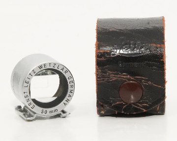 Leica 50mmの彫刻 かつ ’’全ローマ字大文字’’のレア物　5cm 用 ファインダー、前期型、 純正革ケース付 SBOOIの画像