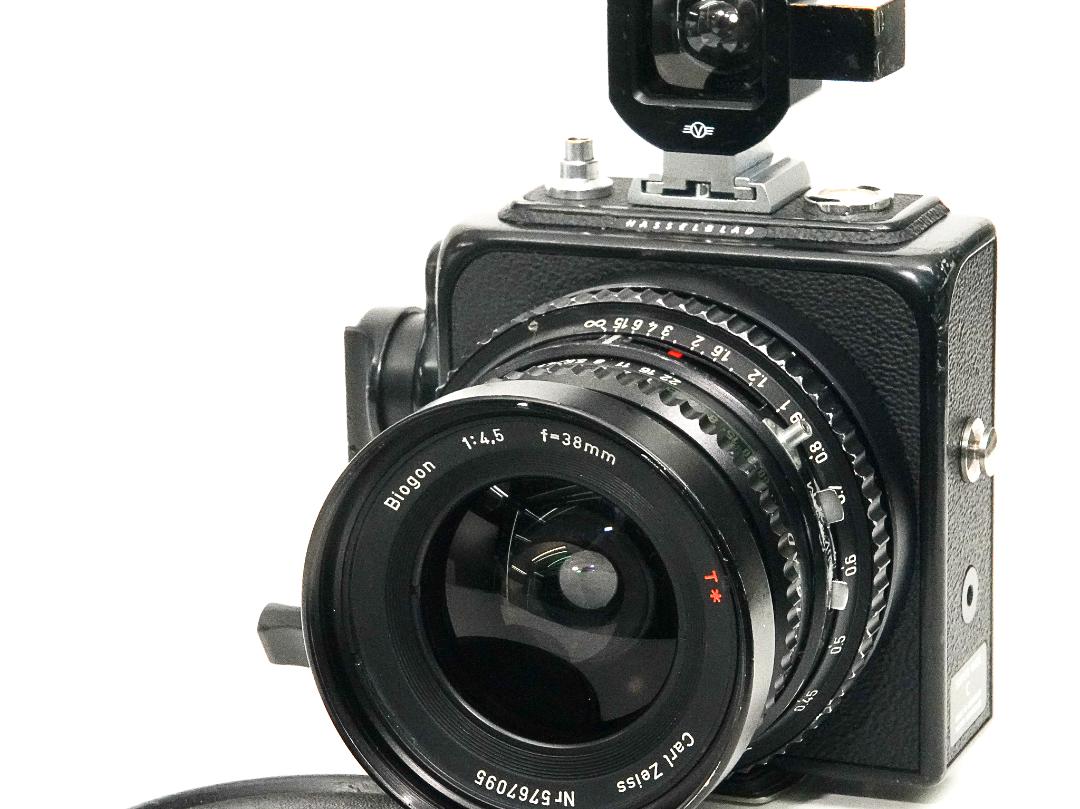 Hasselblad SWC 38/4.5 Biogon T ☆ (C-レンズ） ビューファインダー付き(メタル) ネックストラップ付 メタルレンズフード付 (フードキャップ付) の画像