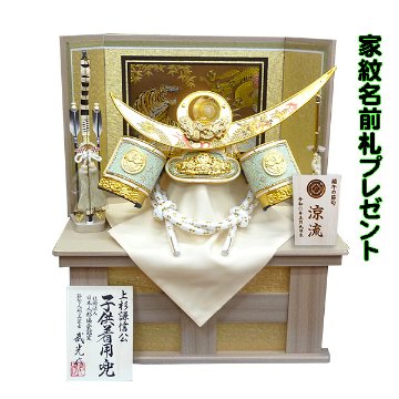 【展示品限り】五月人形　兜　上杉謙信　収納飾り　子供着用可　※閉店セール　S30 被れる兜飾り｜ 30号 上杉謙信 着用兜 白木目収納飾り/人形の松川