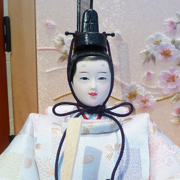 雅泉作 芥子親王 コンパクト平飾り」は、現代のライフスタイルに溶け込む、洗練されたデザインのひな人形です。間口49.5cm×奥行29cm×高さ24.5cmというコンパクトサイズながら、本格的な美しさを凝縮。リビングや洋室にも自然に溶け込み、お部屋を上品に彩ります。