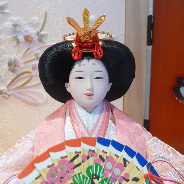 雅泉作 芥子親王 コンパクト平飾り」は、現代のライフスタイルに溶け込む、洗練されたデザインのひな人形です。間口49.5cm×奥行29cm×高さ24.5cmというコンパクトサイズながら、本格的な美しさを凝縮。リビングや洋室にも自然に溶け込み、お部屋を上品に彩ります。