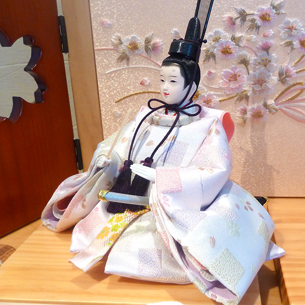 雅泉作 芥子親王 コンパクト平飾り」は、現代のライフスタイルに溶け込む、洗練されたデザインのひな人形です。間口49.5cm×奥行29cm×高さ24.5cmというコンパクトサイズながら、本格的な美しさを凝縮。リビングや洋室にも自然に溶け込み、お部屋を上品に彩ります。