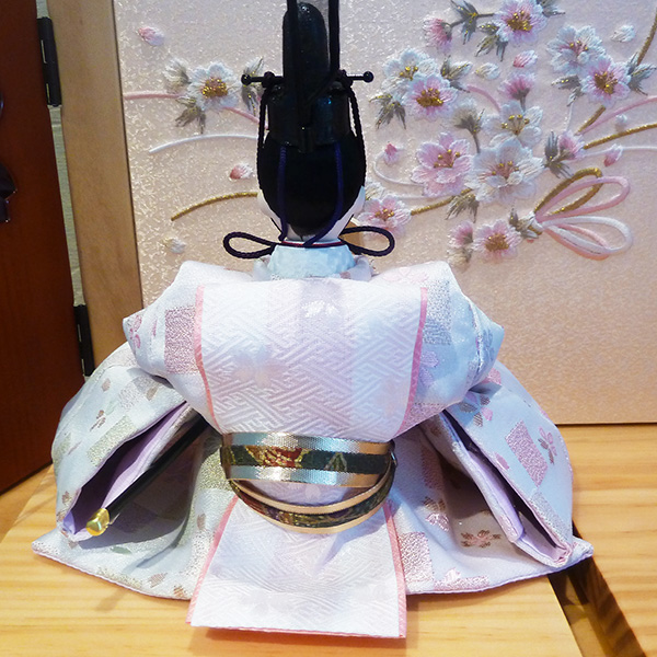 雅泉作 芥子親王 コンパクト平飾り」は、現代のライフスタイルに溶け込む、洗練されたデザインのひな人形です。間口49.5cm×奥行29cm×高さ24.5cmというコンパクトサイズながら、本格的な美しさを凝縮。リビングや洋室にも自然に溶け込み、お部屋を上品に彩ります。