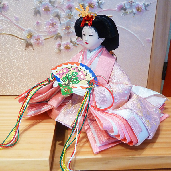 雅泉作 芥子親王 コンパクト平飾り」は、現代のライフスタイルに溶け込む、洗練されたデザインのひな人形です。間口49.5cm×奥行29cm×高さ24.5cmというコンパクトサイズながら、本格的な美しさを凝縮。リビングや洋室にも自然に溶け込み、お部屋を上品に彩ります。