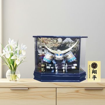 おしゃれな白金仕上げ伊達政宗兜木目六角ケース飾り/人形の松川