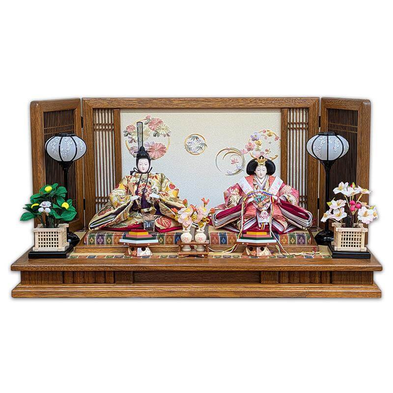 格調高い仕上げの木目塗屏風と平台