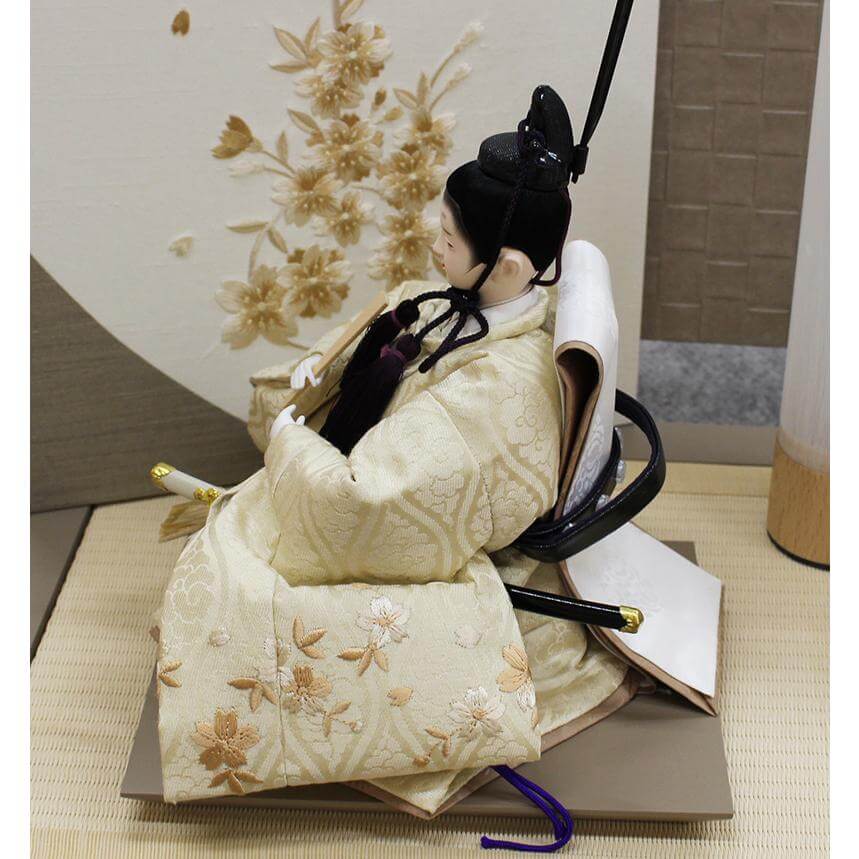 豪華な刺繍が施された束帯衣裳