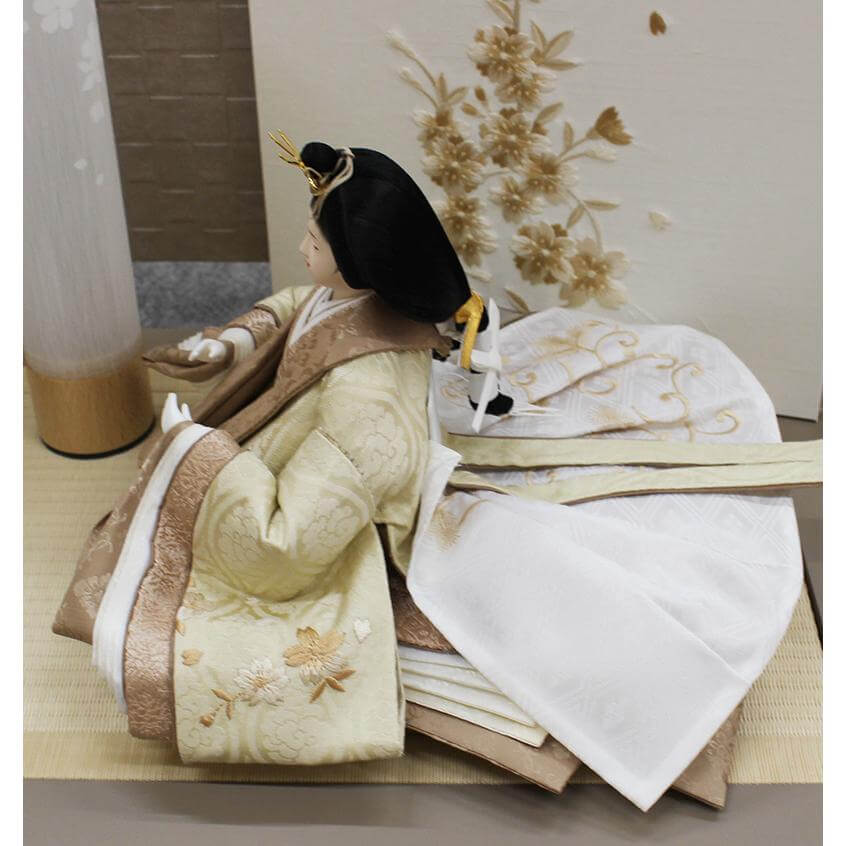 豪華な刺繍をあしらった美しい十二単着