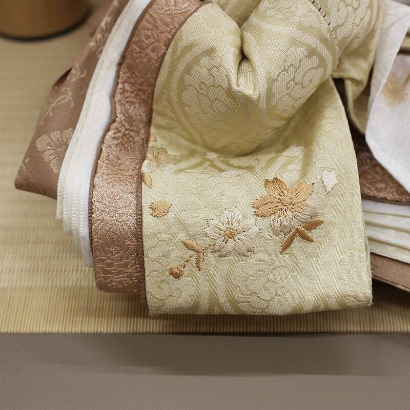 束帯の袖に施した豪華な刺繍細工