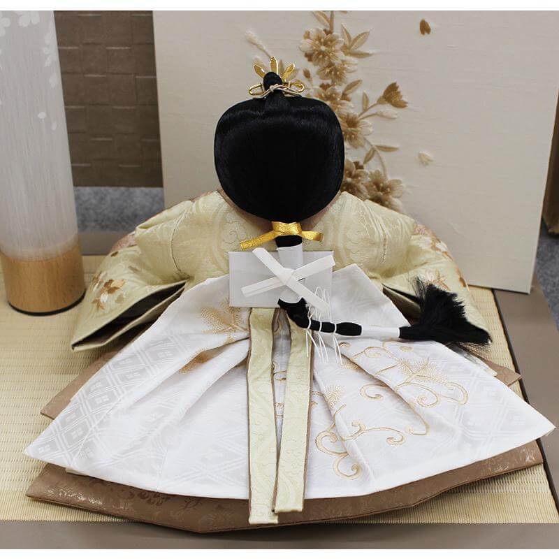 裳袴に細越した豪華な刺繍細工