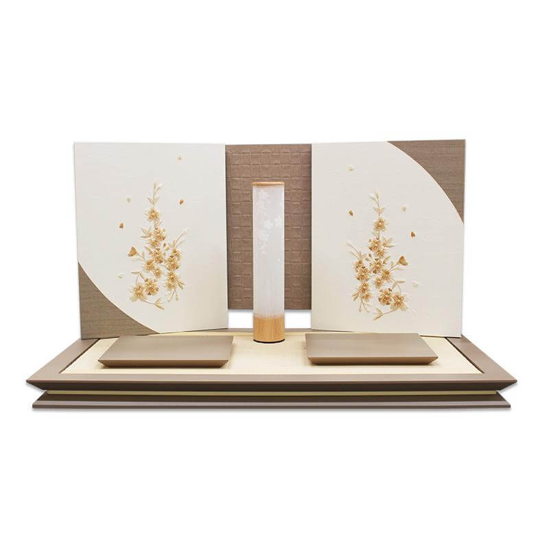 マットブラウンの飾り台が、リビングや和室のインテリアを優しく格上げします。