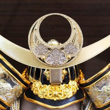 宝童監修　7号上杉謙信兜 円型ケース飾りの画像