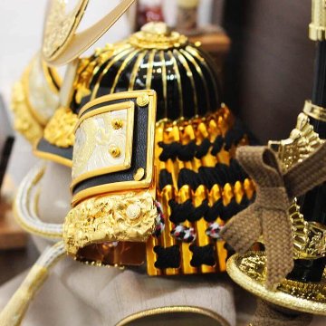 宝童監修　7号上杉謙信兜 円型ケース飾りの画像