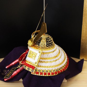 コンパクトな和モダン仕上げ五月人形＞雅峰作8号金大鍬形正絹赤白威し