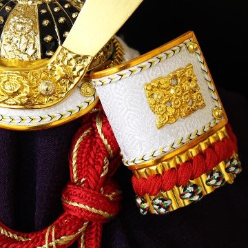 コンパクトな和モダン仕上げ五月人形＞雅峰作8号金大鍬形正絹赤白威し