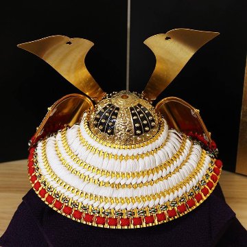 コンパクトな和モダン仕上げ五月人形＞雅峰作8号金大鍬形正絹赤白威し