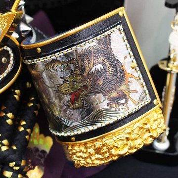 武光作　30号 銀仕上げ 大鍬形着用兜 収納飾りの画像