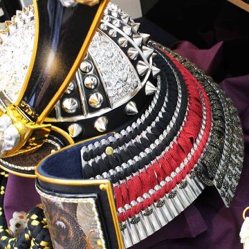武光作　30号 銀仕上げ 大鍬形着用兜 収納飾りの画像