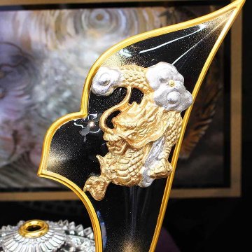 武光作　30号 銀仕上げ 大鍬形着用兜 収納飾りの画像