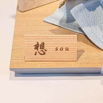 雅峰作 8号金小札淡青白段糸威し木目平飾り（照明付き）の画像