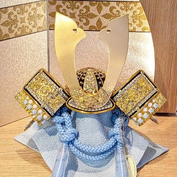 雅峰作 8号金小札淡青白段糸威し木目平飾り（照明付き）の画像