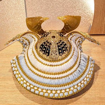 雅峰作 8号金小札淡青白段糸威し木目平飾り（照明付き）の画像