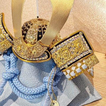 雅峰作 8号金小札淡青白段糸威し木目平飾り（照明付き）の画像