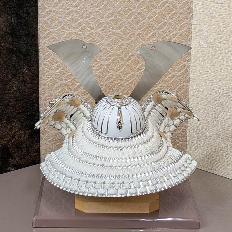 宝童監修 7号 白銀中鍬兜 古代染和紙平飾りの画像